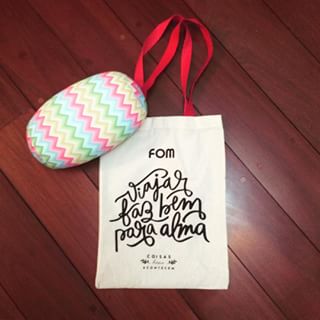 Viajar faz bem pra alma! 😌➕✈️ Essa frase em que eu acredito piamente está nas sacolas da @fombr em parceria com o @coisasboasacontecem! Presente goxtoso para celebrar a parceria do @phellipe com as almofadas mais deliciosas! 😍 arrasaram!