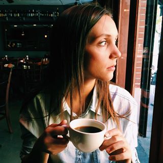 cafés em Nova York tem essa luz bonita pela manhã e as melhores comidas também. 🗽 Como não morrer de saudade? #tbt #iloveny #fepinedany