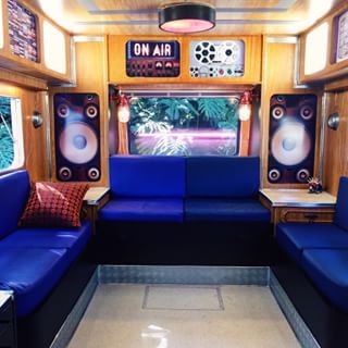 Dá até pra rolar uma festa dentro desse motorhome do MÓV3L! Bom, aposto que eles pensaram nisso! 😎 #MTV #mov3l