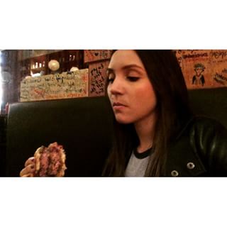 A girl and her burger! 👊🏼🍔 No vlog de hoje tem review do Burger Joint ~paulistano~ e um domingo delicinha na Paulista, com compras e até a #File2016, evento de arte e linguagem digital que é grátis é incrível! Ainda dá tempo de ir! 😌 Tudo isso no vlog de hoje, YouTube.com/FernandaPineda e link direto na bio! 💁🏻