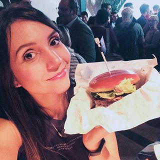 UAU! Dia de provar o novo sanduba do @mcdonalds_br: Club House! Tem um pão brioche delicioso e um bacon de respeito 😛 | contei tudo no snap: feepineda 👻 #prazeremcriar #mcdonaldsbrasil
