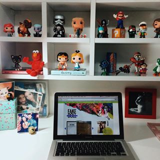 Um pouquinho do meu escritório novo e também mais um cenário de gravação pro canal! ❤️😌 Tô muito feliz e mostrando detalhes do cantinho no snap: feepineda 👻