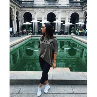 O #lookdodia de ontem tinha que ser versátil e confortável: parque, almoção e encarar os jogos no estádio até de noite! Misturei as coisas e botei até a legging de treino pra jogo. Aliás: atualmente penso muito em conforto e treino muito, então quanto mais eu puder usar coisas de academia fora da academia, melhor. Aí consigo investir em coisas mais bacanas! Os créditos estão na foto, só tocar! 💁🏻👟 #ootd #lookdodia #picoftheday #rj #parquelage #mystyle #lookdodia #outfit #outfitpost #athleisure #athleisurewear #fepinedarj