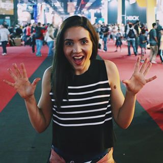 OLHA ELA NA #BGS! 😎 O evento acabou mas o after acaba de começar! kkk Meu vídeo super especial tá no ar, tem gameplay, amigos e o clima do evento que a gente ama! Assiste ❤️ YouTube.com/FernandaPineda 📽 [link direto na bio!]