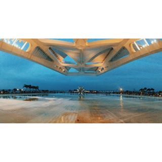 Fim de tarde no museu do amanhã. Impossível não ficar de cara. | Estou gravando vlog e falei sobre a visita no snapchat: feepineda 👻 #fepinedarj #021 #vscophoto #vscocam #panorama #RJ #panoramic #landscape