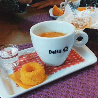 coffe 'n cake ❤️🍰 o charme de um mini bolo de fubá e a delícia de um bolo de coco geladinho ali atrás 😛