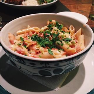 #TB lunch! 😂 Almocinho do sábado que deixou saudade: Penne integral com salmão defumado e alho poró lá do Tavares. Quentinho, faz carinho na alma! 😌