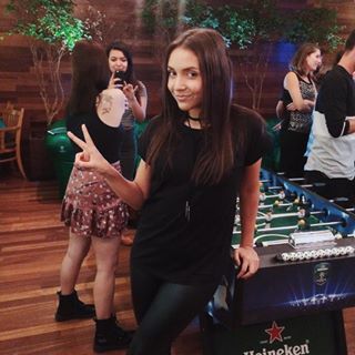 Jogando um pebolim marotíssimo com a @heinekenbr hoje! 😎⚽️E aproveito para avisar que o vlog do #Lollapalooza já tá no ar! 😱 Link na bio ou digita aí: YouTube.com/FernandaPineda !