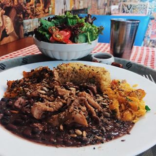Experimentando comidas novas e saudáveis! 🍀👌🏼 Hoje foi dia de provar uma feijoada vegana, com shimeji e tofu e uma farofinha de banana da terra. Quem diria que eu ia amar? Pois bem! Sempre bom expandir os horizontes nutricionais e vencer preconceitos! ✌🏼️😌 #projetoeterno #veganfood #feijoadavegana #almoço #foodie