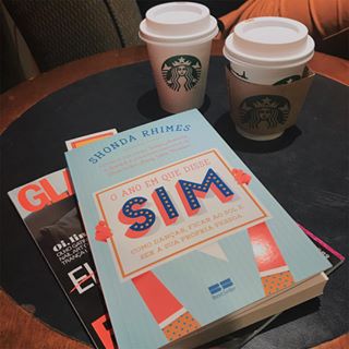 Café com livro da semana ☕️📚| Depois de muito tempo desejando esse livro da Shonda Rhimes, finalmente comprei. Ando tendo dificuldade de terminar os livros (principalmente no kindle, só começo e paro! 😐), então optei pelo papel dessa vez. Vamos ver se faz diferença! rs Boa semana e boas leituras pra nós ❤️ #coffeebreak #bomdia #cafecomlivro #shondarhimes #livronovo