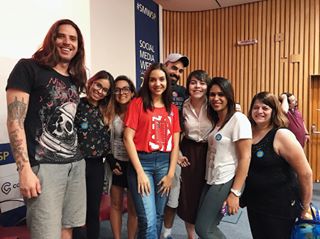 Que delícia conversar com gente que ama o que faz! ❤️ Hoje mediei um papo sobre lives/conteúdo ao vivo no #SocialMediaWeek com a @_miriamcastro e o Diego e a Dafne do @saudenarotina e foi muito bacana! Inclusive quem perdeu pode ver no FB oficial do @socialmediaweek de São Paulo. Vale a pena! 😌👌🏼 [tks pela foto com a galera e parabéns pelo trampo de hoje @tatianyleite !] | #smw #smwsp #socialmediaweeksp #youtubebrasil