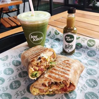 Das coisas simples que eu amo: treinar e sair direto pro almoço! 💪🏼😅 Hoje fui de wrap integral de frango e guacamole do @eatlovejoy + suco verde (esse tem maçã e limão + verdes + gengibre). Delícia 😋 | #foodie #comidadeverdade #almoço #healthylifestyle #joyjuice