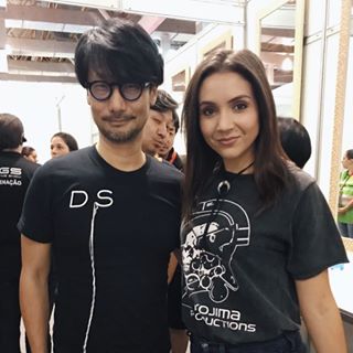 Que incrível poder conhecer pessoalmente um dos diretores de games mais importantes de nosso tempo: @hideokojimaofficial! Antes de apresentar o concurso de cosplay com ele como jurado tive essa oportunidade incrível! ❤️🙌🏼 Fortes emoções nessa @brasilgameshow! Até domingo tem muito mais e todos os dias estou no #KinoplexCosplayZone com vocês! 💃🏻👊🏼💥
.
.
.
.
.
 #bgs #bgs10 #bgs2017 #kojimaproductions 
#hideokojima #gamergirl #picoftheday #nerdgirl #garotasquejogam #garotasgeeks #garotasgamers