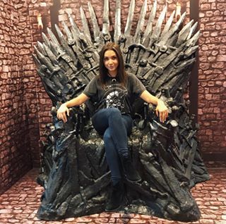 Fernanda Pineda Vicente Dias Silva, primeira de seu nome, adoradora de felinos, cozinheira nas horas vagas, facilitadora de conteúdo grátis no YouTube, salvadora da luta anti-spoiler, assume o trono. #bgs #bgs10 #brasilgameshow #got #gots7 #gameofthrones