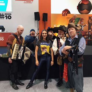 Os melhores piratas da #BGS 😍❤️ A banda #Skullduggers está aqui pra divulgar o jogo #SeaOfThieves todos os dias! 🎵 #piratelife #bgs10 #bgs2017 #gamergirl