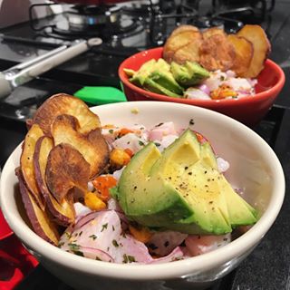 aquele jantar de verão que você respeita 😋🙌🏼 Ceviche meets poke com avocado e chips de batata doce 🐟💦 #euquefiz #foodie #jantar #pokebowl #homemade
