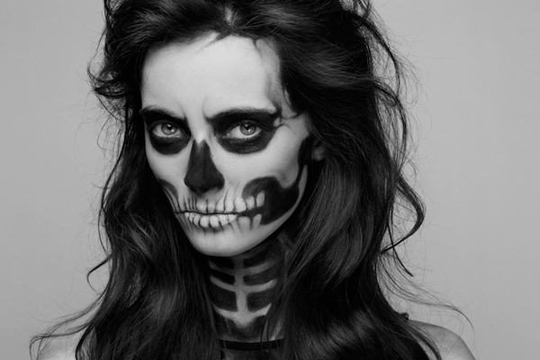 “Zombie Girl”: maquiagem de caveira transforma modelo para ensaio