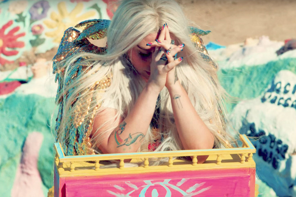 kesha-praying